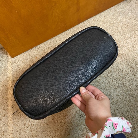 👀 4/$10 Black laser cut geometric design faux leather tote - Picture 10 of 10